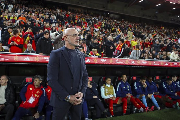 Luis de la Fuente, técnico da Espanha, observa a partida entre Espanha e Holanda pelas quartas de final da UEFA Nations League no estádio Mestalla em 23 de março de 2025 em Valência, Espanha.