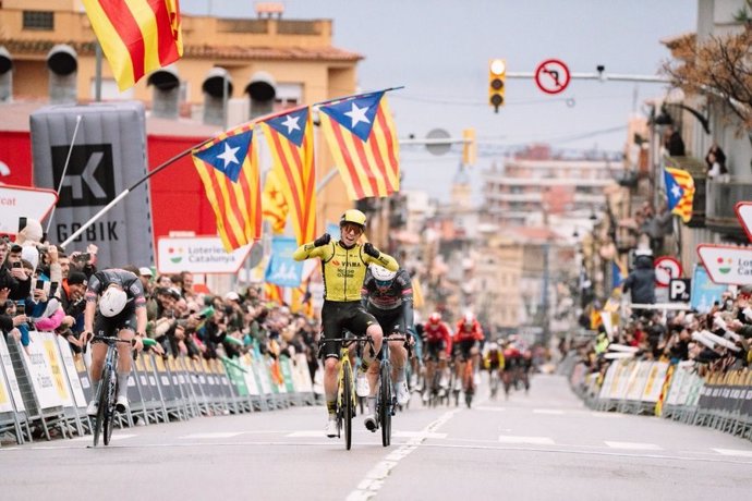 O ciclista britânico Matthew Brennan (Equipe Visma | Lease a Bike) chega primeiro à linha de chegada em Sant Feliu de Guíxols.