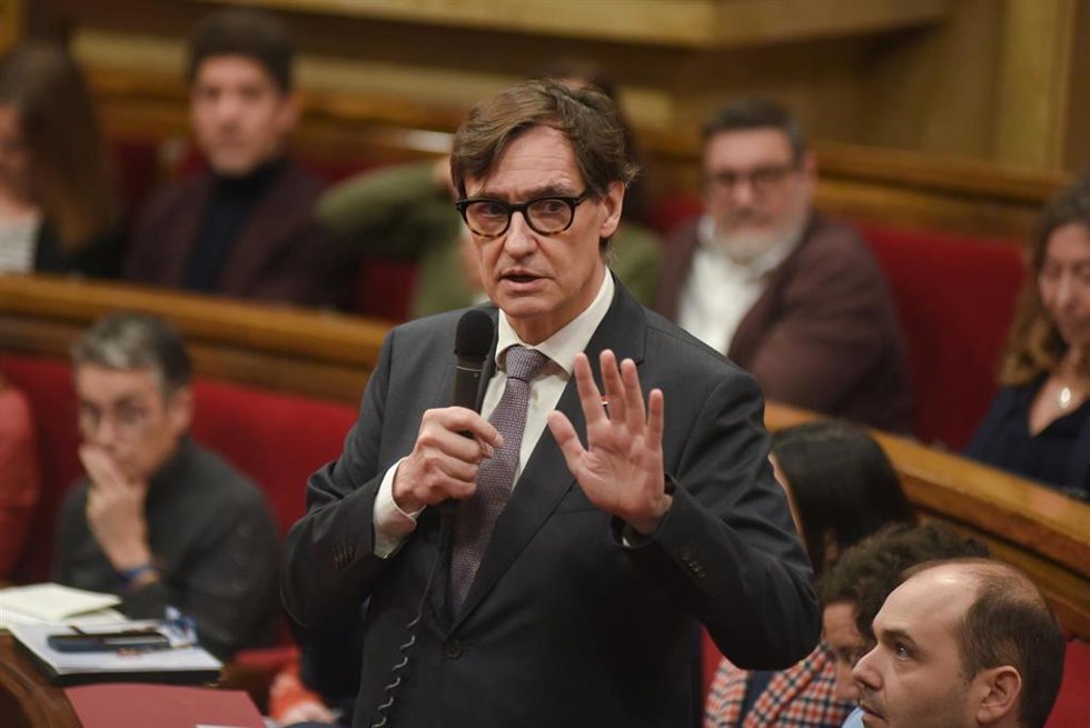 El presidente de la Generalitat de Catalunya, Salvador Illa, interviene durante una sesión de control al Govern, en el Parlament, a 12 de marzo de 2025, en Barcelona, Catalunya (España). D