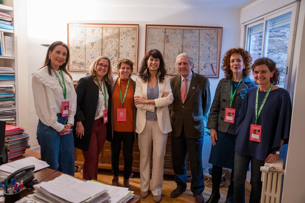 La ministra de Igualdad, Ana Redondo, con las investigadoras que han realizado el estudio 'Emprendimiento digital femenino: motivaciones, desafíos e impacto'