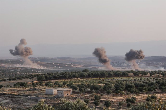 Archivo - Arquivo - Imagem de arquivo de plumas de fumaça após um ataque israelense na Síria