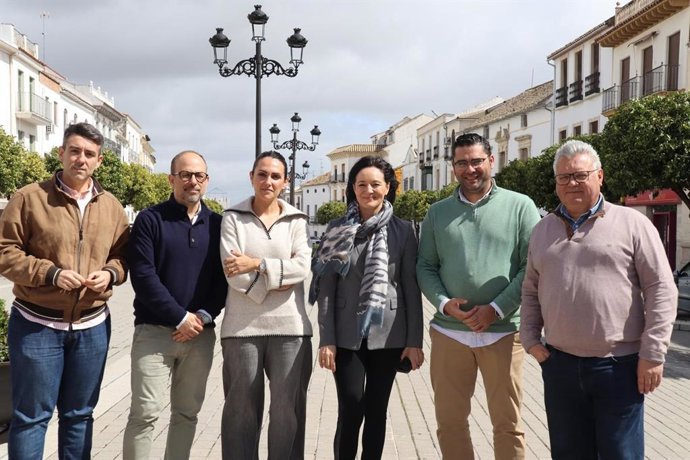 Crespín (3ª dcha.), junto al resto de dirigentes socialistas, en Puente Genil.
