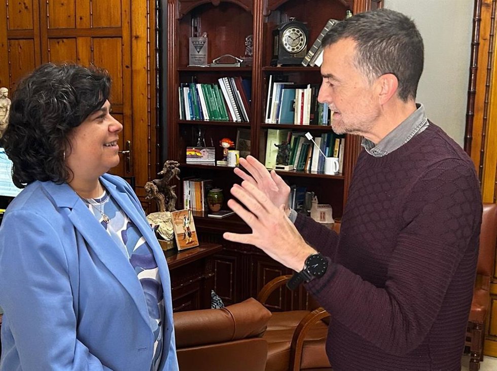 El coordinador federal de Izquierda Unida, Antonio Maíllo, junto a la alcaldesa de Sanlúcar, Carmen Álvarez.