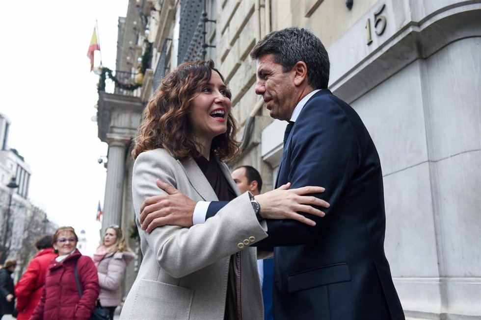 Archivo - La presidenta de la Comunidad de Madrid, Isabel Díaz Ayuso, y el presidente de la Generalitat Valenciana, Carlos Mazón, se saludan en el Real Casino de Madrid, a 12 de diciembre de 2023, en Madrid (España).