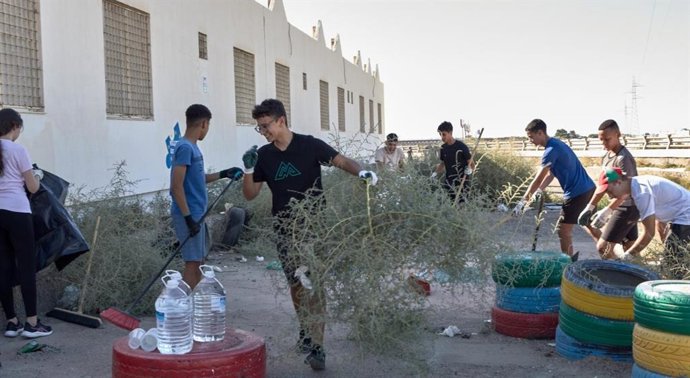 Jóvenes beneficiarios del proyecto Aljadid, Nuevos Caminos, de la Asociación Ítaca para el Desarrollo e Inclusión de la Infancia y Juventud (Almería), rehabilitando un espacio común