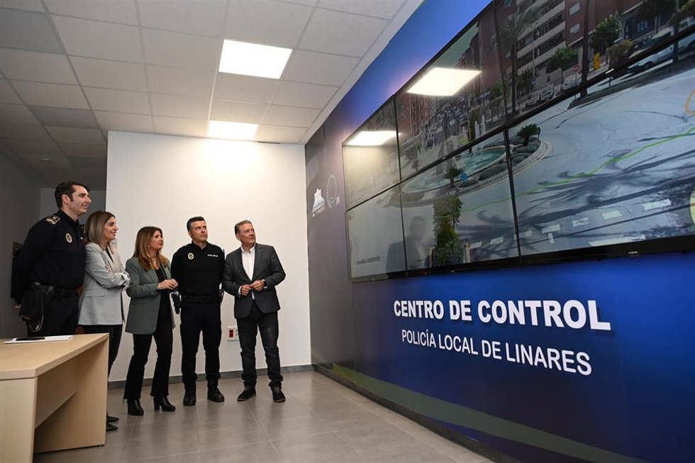 Visita al centro de control de tráfico de la Policía Local de Linares.