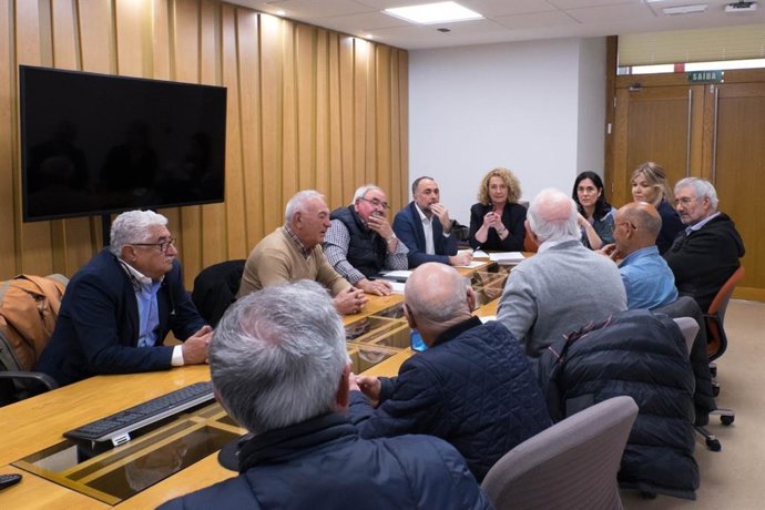 Los viceportavoces del Grupo Popular, Paula Prado, Julio García y Cristina Sanz, junto con la diputada Felisa Rodríguez, se reúnen con colectivos afectados por la anulación de las solicitudes de devolución de aquellas personas que tributaron de más