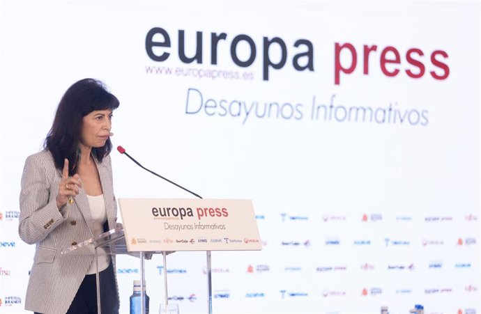 La ministra de Igualdad, Ana Redondo, interviene durante un desayuno informativo de Europa Press, en el Hotel Rosewood Villa Magna, a 5 de marzo de 2025, en Madrid (España).