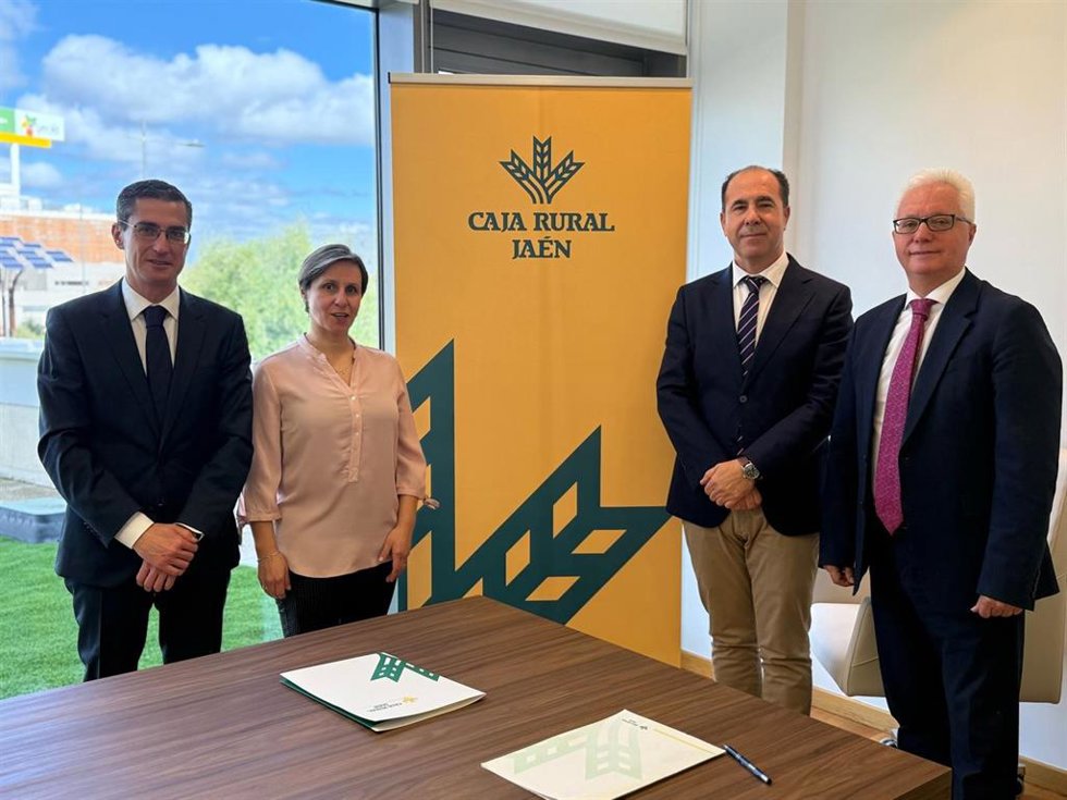 La delegada territorial de Agricultura, Pesca, Agua y Desarrollo Rural y presidenta ejecutiva de la Fundación del Olivar, Soledad Aranda, y el director general de Caja Rural de Jaén, Fernando Planelles, firman el convenio de colaboración.