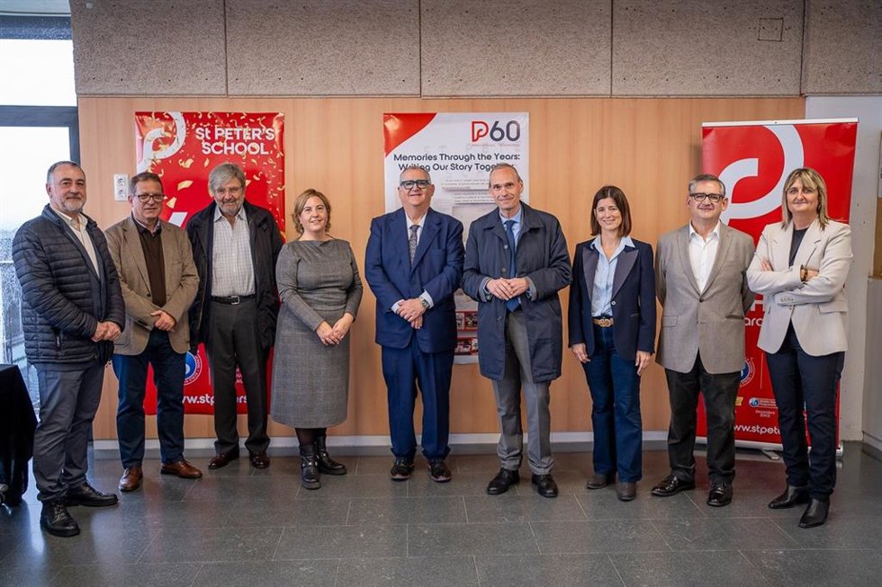 La gerente de Les Corts, Yolanda Hernández, el director del centro, Jordi Ginjaume, y el director general de centros concertados y privados de la Generalitat, Xavier Güell, en el centro de la imagen