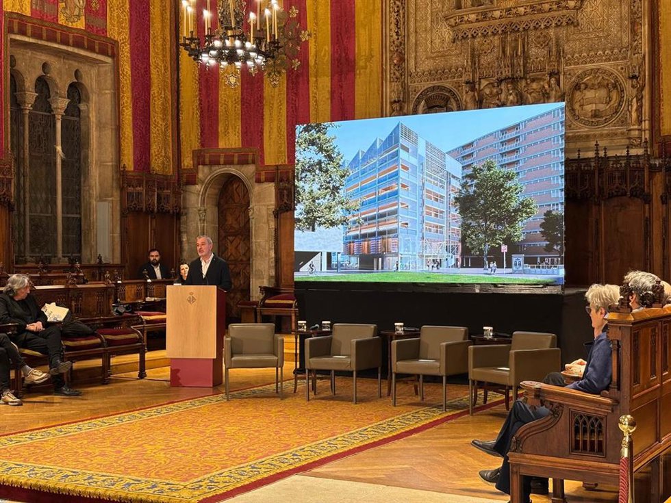 El alcalde de Barcelona, Jaume Collboni, anuncia que el consistorio bautizará con el nombre de Jordi Solé Tura al nuevo edificio de equipamientos del barrio del Bess i el Maresme