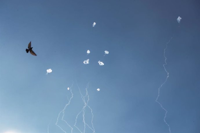 Archivo - BEIJING, 2 de janeiro de 2025 -- Traços de fumaça são vistos quando um sistema antimísseis israelense intercepta foguetes disparados do Líbano, visto de Safed, norte de Israel, em 26 de setembro de 2024.