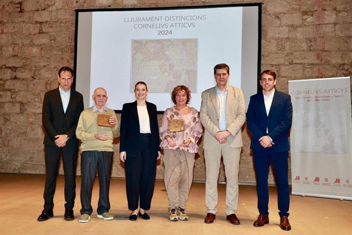 La presidenta del Govern, Margalida Prohens, junto con el conseller de Turismo, Cultura y Deportes, Jaume Bauzá, han entregado este lunes las distinciones Cornelius Atticus 2024 a Antoni Karmany y a Margarita Llorens.