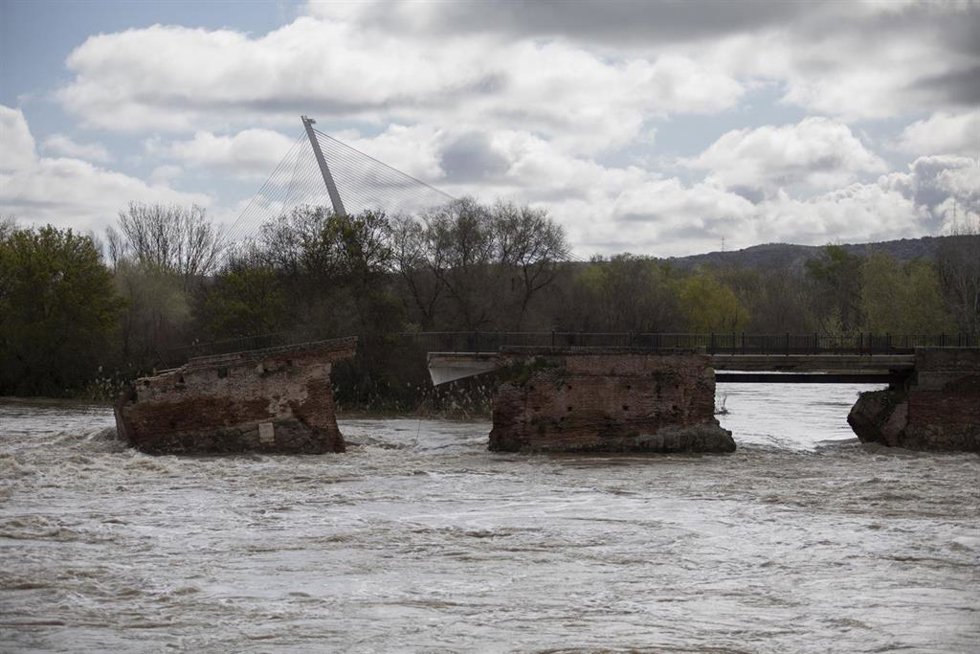 El Puente Romano de Talavera de la Reina tras el derrumbe de parte del puente provocado por la crecida del Tajo, a 23 de marzo de 2025, en Talavera de la Reina, Toledo, Castilla-La Mancha (España). El caudal del río Tajo a su paso por Talavera de la Rei