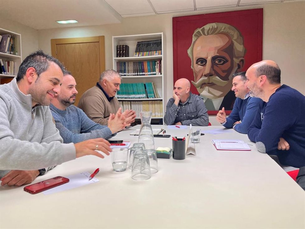 Reunión del secretario del PSOE gijonés,, Monchu García, con representantes de UGT - FICA.