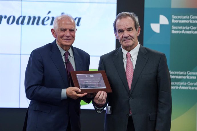 El Secretari General Iberoamericà, Andrés Allamand (d), i l'ex Alt Representant de la UE per a Afers exteriors i Política de Seguretat, Josep Borrell (i), intervé durant el lliurament de l'I Premi SEGIB Compromís Iberoamèrica