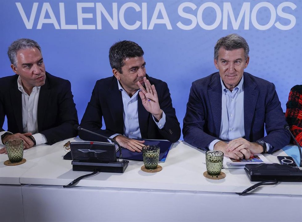 Archivo - El vicesecretario de Coordinación Autonómica, Local y Análisis Electoral del PP, Elías Bendodo; el 'president' de la Generalitat Valenciana y del PPCV, Carlos Mazón, y el presidente nacional del PP, Alberto Núñez Feijóo, en una imagen de archi