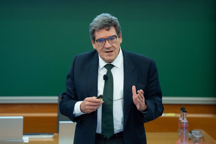 El gobernador del Banco de España, José Luis Escrivá, interviene durante la Conferencia sobre IA en finanzas, en IESE Business School, a 21 de marzo de 2025, en Barcelona, Catalunya (España).
