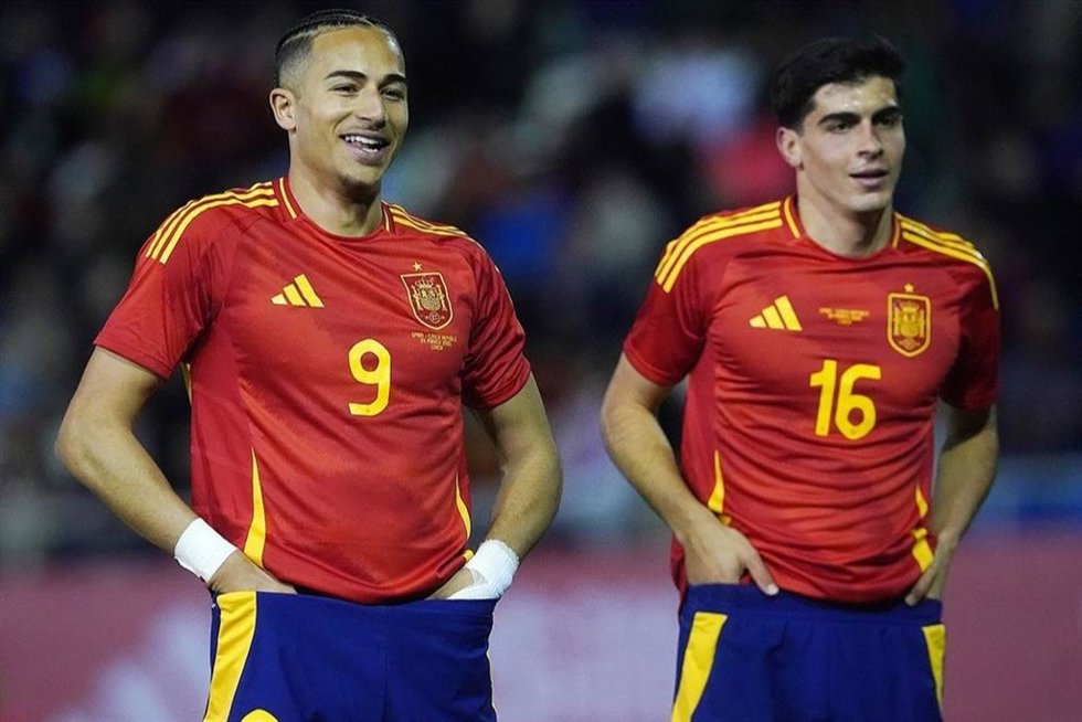 Mateo Joseph celebra un gol con la selección española de fútbol sub-21
