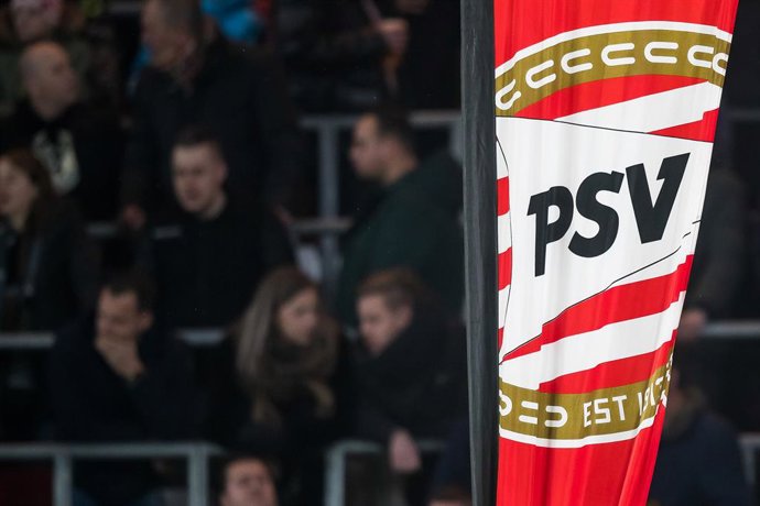 Archivo - EINDHOVEN, PSV - AZ, futebol em 22-12-2018, temporada 2018-2019 da Eredivisie holandesa, Philips Stadium, atmosfera, bandeira com o logotipo do PSV