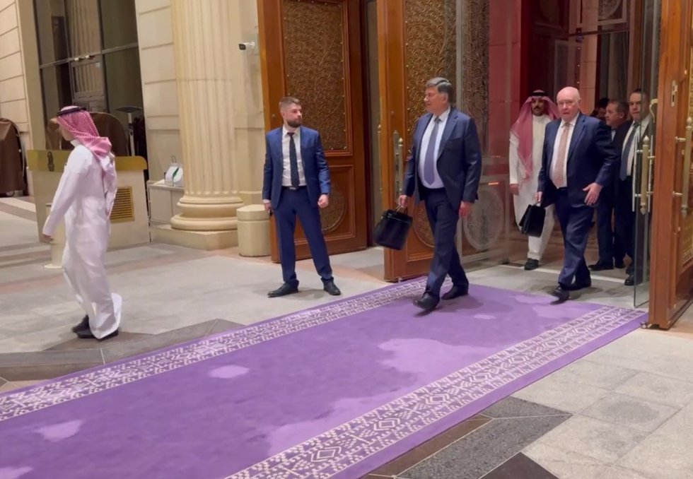La delegación de negociación rusa tras un encuentro con representantes estadounidenses en Riad