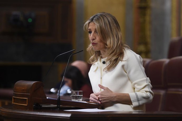 A segunda vice-presidente e ministra do Trabalho, Yolanda Díaz, fala durante uma sessão plenária no Congresso dos Deputados, em 13 de março de 2025, em Madri (Espanha).