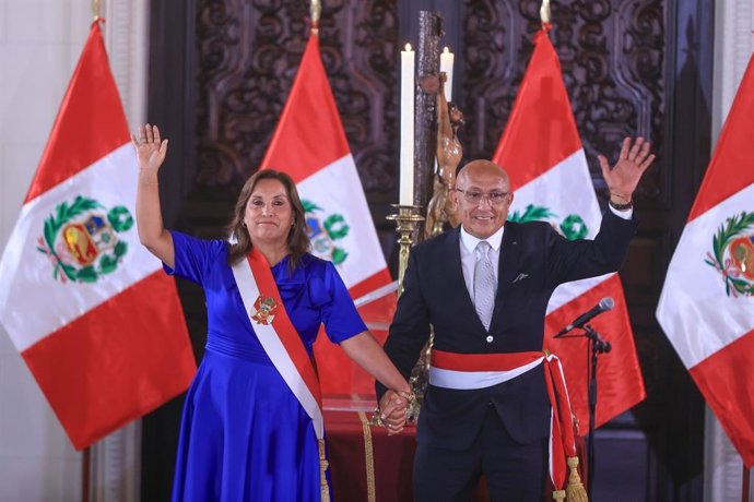 A presidente do Peru, Dina Boluarte, dá posse ao novo ministro do Interior, Julio Díaz Zulueta