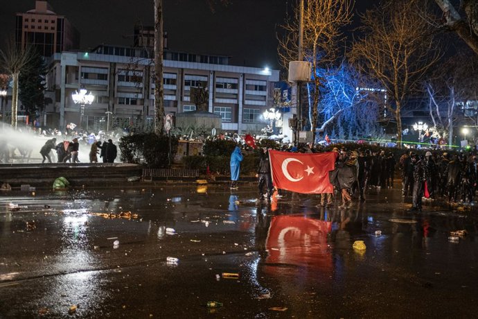 March 23, 2025, Ankara, Cankaya, Turkey: Protesters carrying the Turkish flag during the demonstration. Protests in Ankara continue into their fifth day following the arrest of Istanbul Metropolitan Municipality Mayor, Ekrem Imamoglu. Thousands gathered a