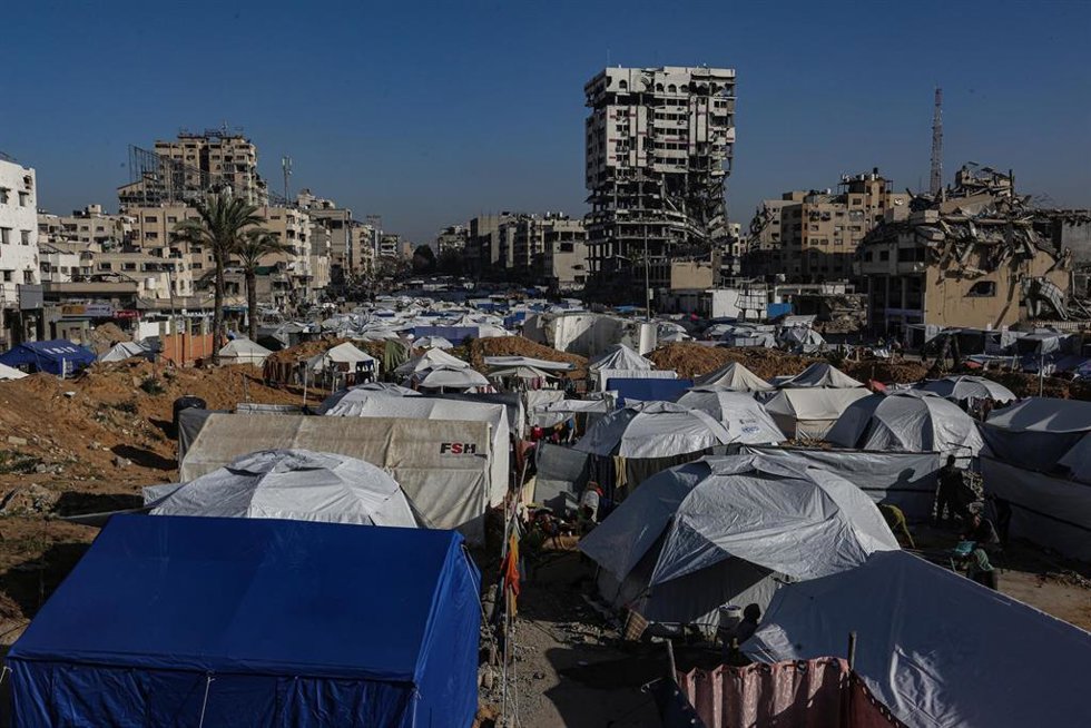 Tiendas de campaña de palestinos desplazados en las proximidades de edificios destruidos por los bombardeos israelíes en ciudad de Gaza