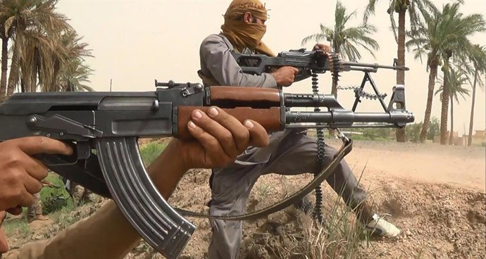 Archivo - 28 de dezembro de 2016 - Anbar, província de Anbar, Iraque - Imagem estática tirada de um vídeo de propaganda do ISIS que mostra os militantes do Estado Islâmico disparando fuzis automáticos AK-47 durante batalhas no Iraque em 15 de junho de 201