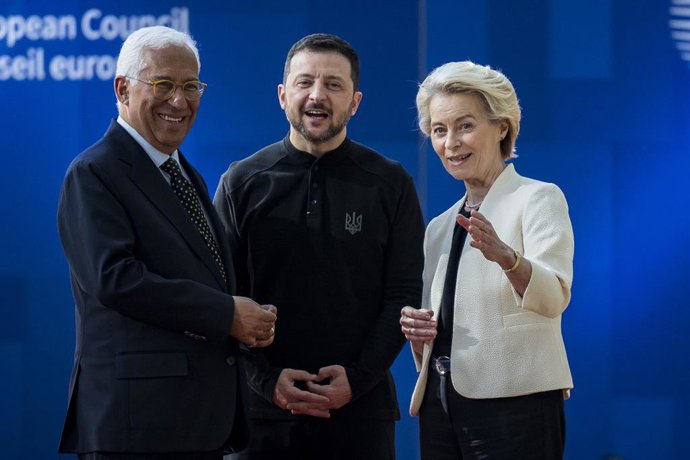6 de março de 2025, Bruxelas, Bxl, Bélgica: Antonio Costa, presidente do Conselho Europeu, o presidente da Ucrânia, Volodymyr Zelensky, e Ursula Von der Leyen, presidente da Comissão Europeia, chegam antes da Cúpula da União Europeia no Conselho Europeu