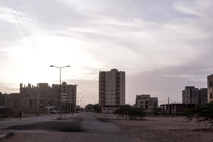 Archivo - 18 April 2020, Sudan, Khartoum: A general view of the streets as it appears almost deserted during the curfew as a precaution process against the spread of the coronavirus disease (COVID-19). Photo: Faiz Abu Bakr/APA Images via ZUMA Wire/dpa