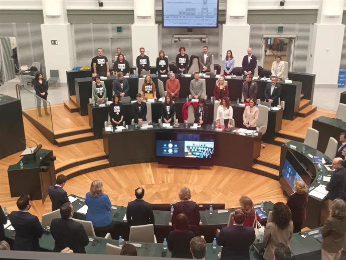 El Pleno arranca con minuto de silencio por cuatro vallecanos fallecidos en Cantabria al despeñarse por un acantilado