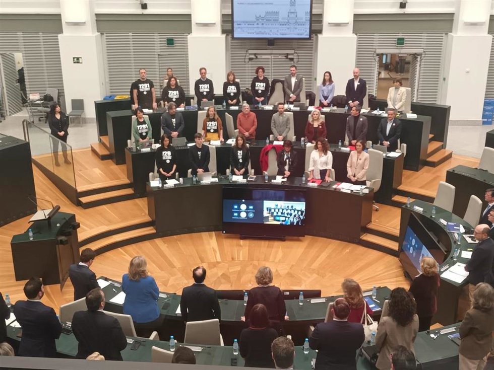 El Pleno arranca con minuto de silencio por cuatro vallecanos fallecidos en Cantabria al despeñarse por un acantilado