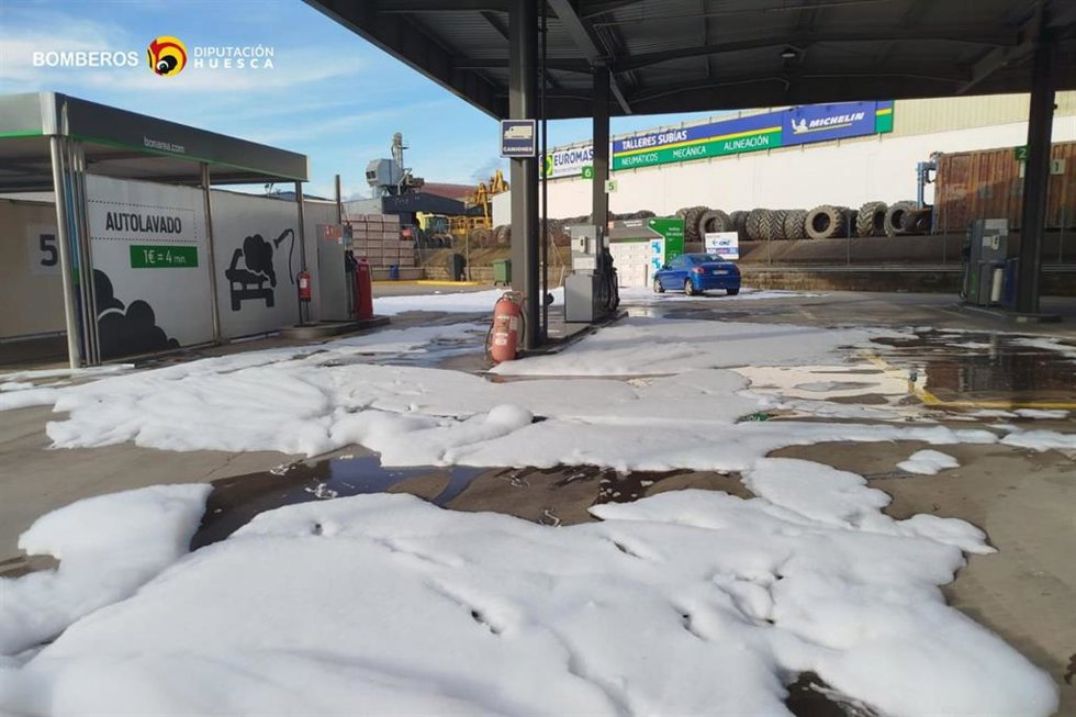 Gasolinera de Monzón con la espuma para evitar la inflamación del combustible.