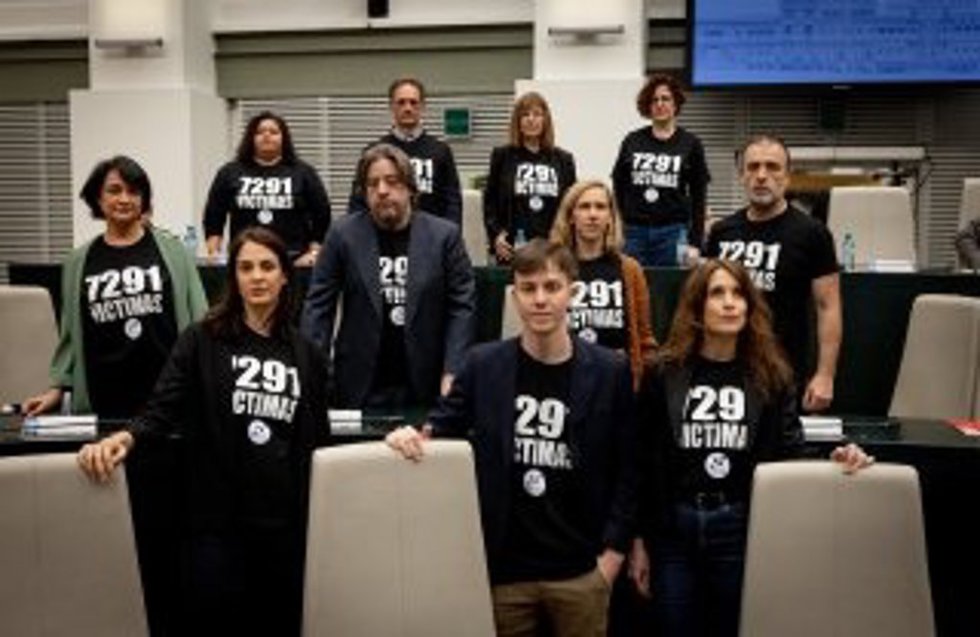 Los concejales de Más Madrid visten un camiseta '7.291 víctimas'.