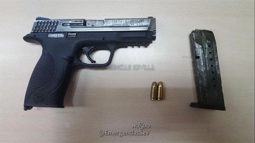 Archivo - Imagen de archivo de una pistola intervenida a un varón en Sevilla