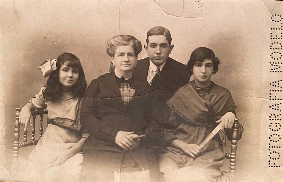 El poeta Ramón Prieto y Romero (Madrid, 1889-1933) con su familia