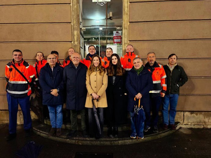 La vicealcaldesa gijonesa y concejala de Economía, Empleo, Turismo e Innovación, Ángela Pumariega, junto al equipo de Serenos Gijón.