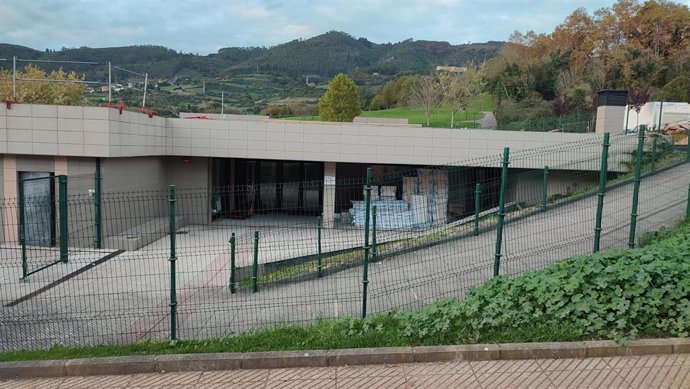 Archivo - Obras en la Escuela Infantil de La Florida, en Oviedo, cerrada en octubre por filtraciones del tejado.