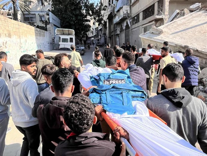 Familiares de palestinos, incluidos tres periodistas, muertos a causa de los bombardeos del Ejército de Israel contra Beit Lahia, en el norte de la Franja de Gaza (archivo)