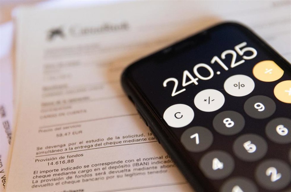 Archivo - Una calculadora y una escritura de compraventa de una hipoteca, a 2 de junio de 2022, en Madrid (España).