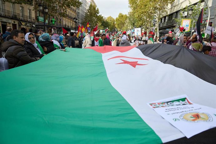 Archivo - Varias personas sujetan una bandera durante una manifestación en apoyo al Sahara Occidental en Madrid