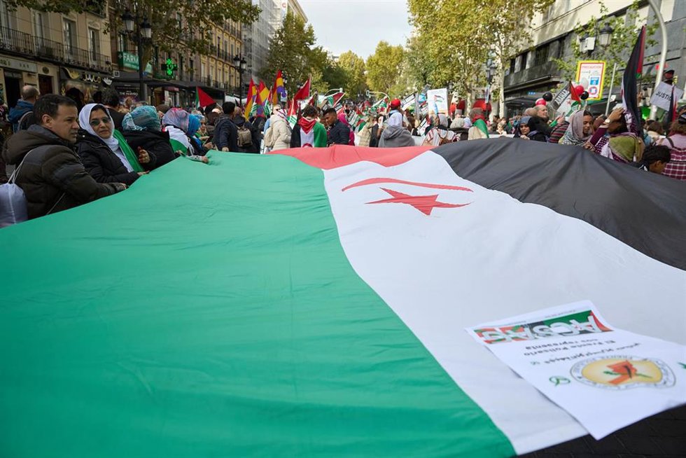 Archivo - Varias personas sujetan una bandera durante una manifestación en apoyo al Sahara Occidental en Madrid