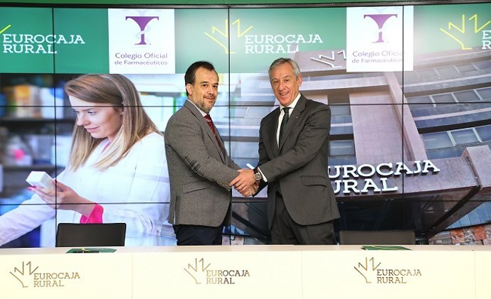 Firma del convenio entre Eurocaja Rural y el Colegio de Farmacéuticos de Toledo.