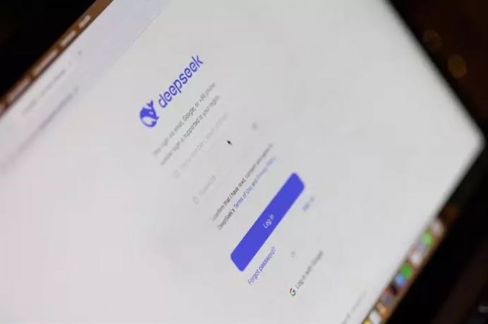 Uma pessoa testa o assistente do DeepSeek