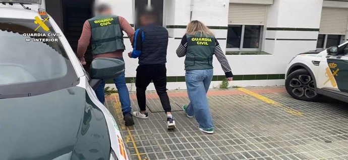 Imagen del detenido siendo conducido a dependencias policiales