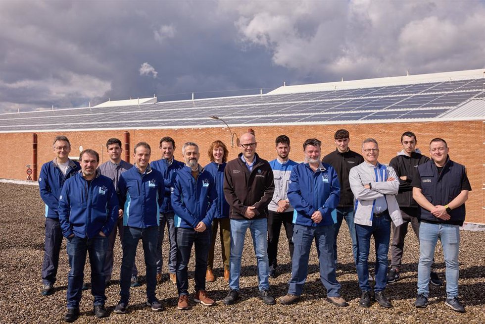 David Gastón, Íñigo González, Manuel Argüelles, Javier Martínez, José María Alonso, Sergio Galindo y Daniel Melguizo (ECOTOL); detrás, Eduardo Recalde, Gorka Periánez, Ricardo Osés, Claudia Grres, Ángel Naturana, Ion Sáenz (Volkswagen Group Services).