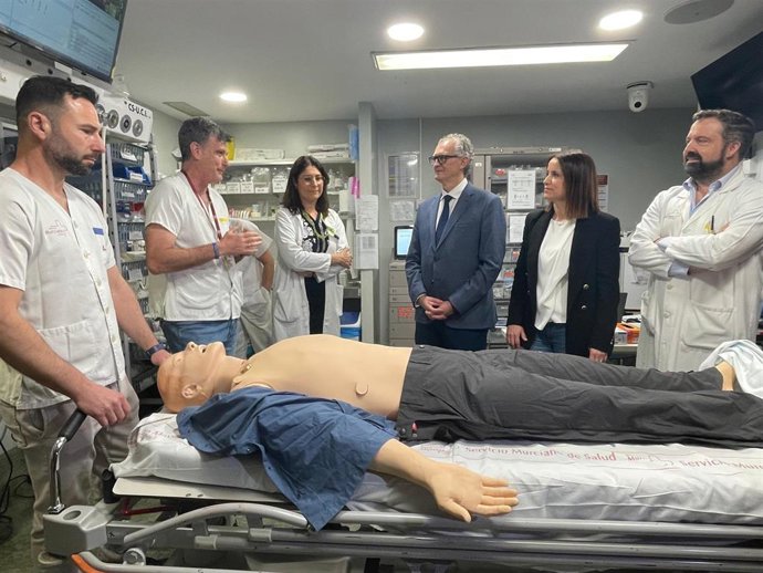 El consejero de Salud, Juan José Pedreño (3d), junto con la directora gerente del SMS, Isabel Ayala (2d), y el gerente del área I de salud, Amancio Marín (d), visitaron la sala de simulación de la Arrixaca