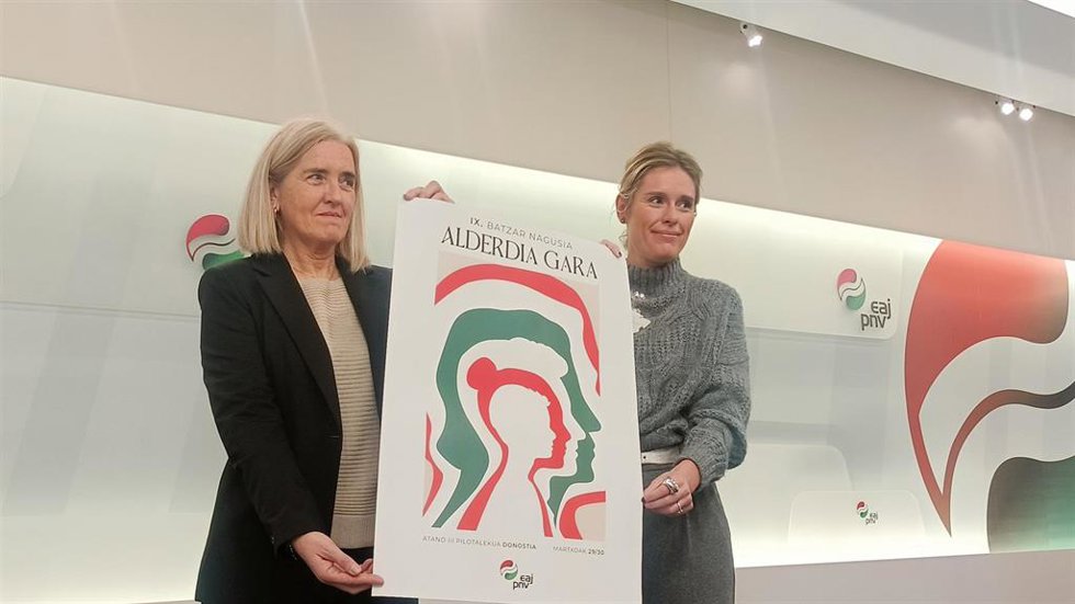 Mireia Zarate, secretaria del Euzkadi Buru Batzar, y Arantza Kortabitarte, presidenta de la Asamblea Nacional, presentan el cartel de la próxima Asamblea Nacional del PNV
